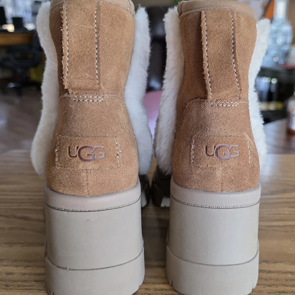 UGG Tan Winter Boots with Cream Fur Trim - Picture 4 of 6